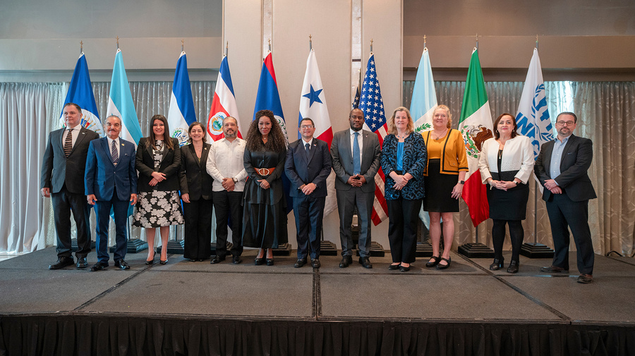 Foto de grupo de las autoridades que participaron en la reunión.