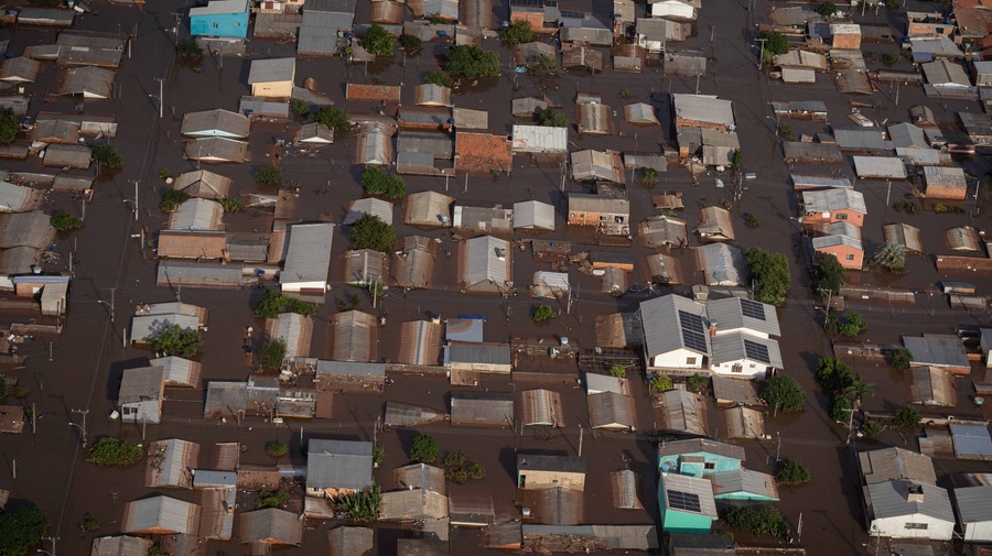 Vista aérea de casas inundadas en Brasil