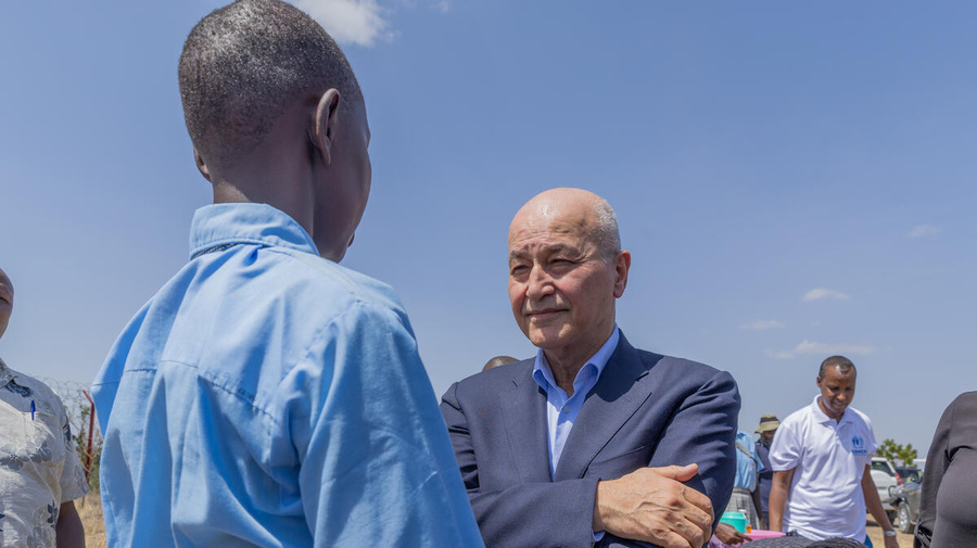El Alto Comisionado Barham Salih se reúne con la refugiada sursudanesa Tololinda Nomoi Juma en el asentamiento de Kalobeyei, en Kenia, donde ella asiste a la escuela junto a la niñez local y refugiada.
