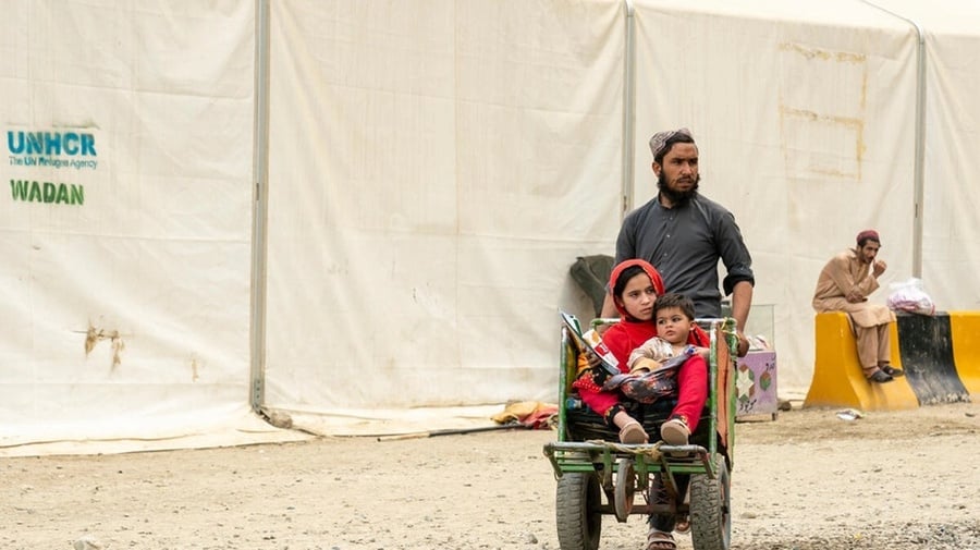 Hadigul lleva a sus hermanas pequeñas, Sabria y Freshta, mientras retornan a Afganistán. A pesar de las dificultades a las que se han enfrentado, esta familia tan unida demuestra su fortaleza y resiliencia en esta nueva etapa.