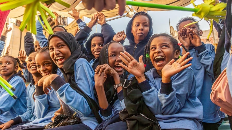 Un grupo de niñas y niños sonrientes