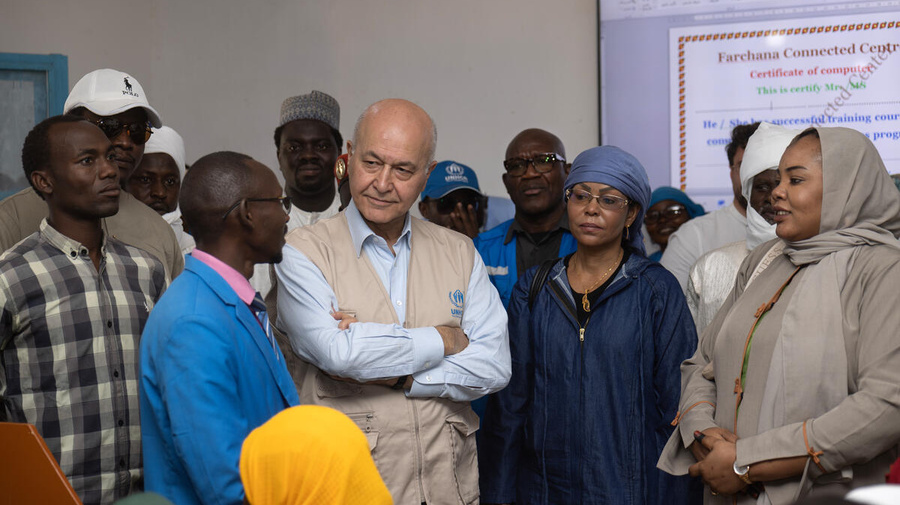 Chad. El Alto Comisionado de la ONU para los Refugiados en el centro de aprendizaje digital de Farchana
