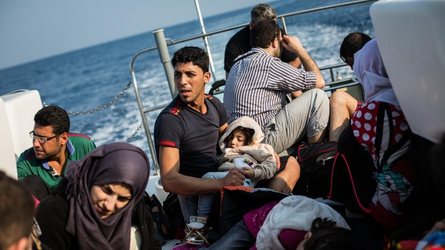 Personas sirias refugiadas a bordo de una embarcación de la Guardia Costera Helénica tras haber sido rescatadas en el mar Mediterráneo, cerca de la costa de Lesbos, Grecia.