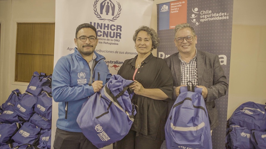 Denis Ferrada, Asociado en Terreno de ACNUR; Andrea Sanz de Caritas Puerto Montt; y Enzo Jaramillo, Seremi de Desarrollo Social y Familia de la región de los Lagos.