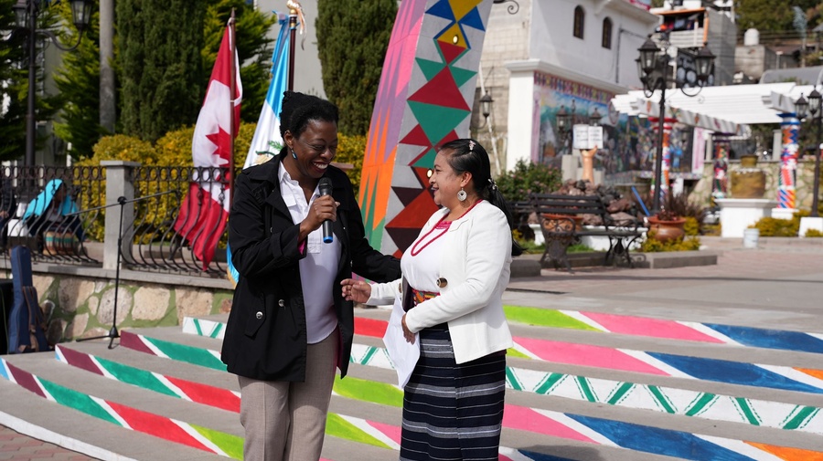 La representante de ACNUR en Guatemala, Besem Obenson, y la representante de la Municipalidad Santa Apolonia durante el evento de lanzamiento de la iniciativa.