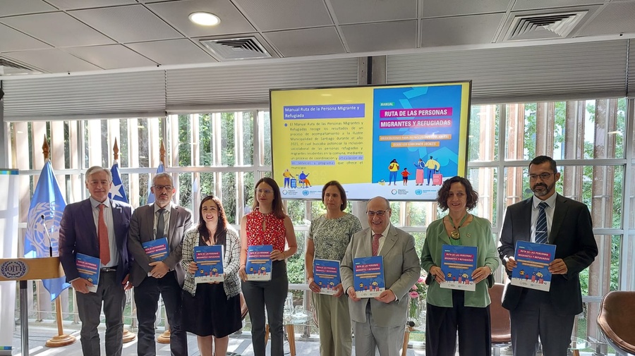 Fabio Bertranou - Director Oficina de la OIT para el Cono Sur de America; Eduardo Thayer, Director del Servicio Nacional de Migraciones; Rebeca Cenalmor-Rejas, Jefa de la Oficina Nacional de ACNUR en Chile; Irací Hassler, alcaldesa de la Municipalidad de Santiago; Carolina Leitao, alcaldesa de la Municipalidad de Peñalolén y Pta. de Asociación Chilena de Municipalidades; Antonio Vitorino, Director General de la OIM; María José Torres Macho, Coordinadora Residente del Sistema de Naciones Unidas y Richard y R