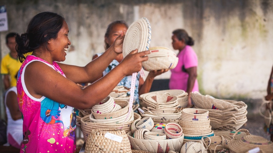 Un proyecto de ACNUR apoya a las poblaciones indígenas refugiadas en Brasil estructurando una cadena de valor para sus artesanías.