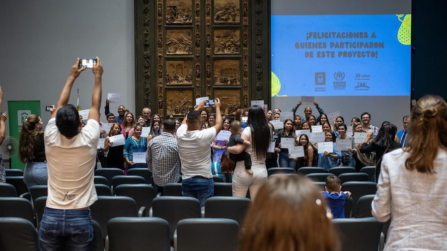 El Salón Azul de la Intendencia de Montevideo fue la sede elegida para la entrega de certificados a las personas capacitadas.