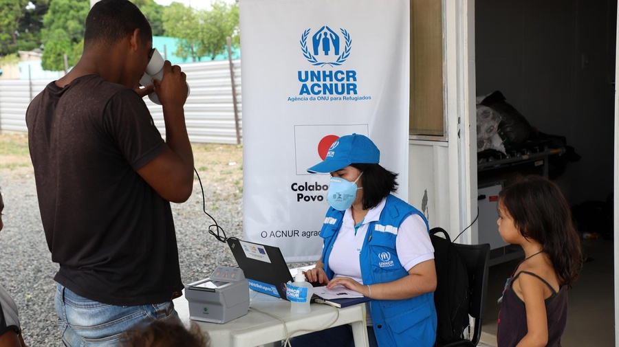 Familia venezolana durante una actividad de registro de ACNUR en el refugio Rondón 1 en Boa Vista, norte de Brasil.