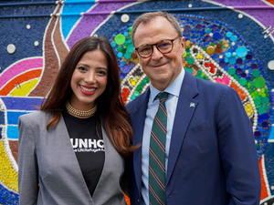 María Daniela Velasco y el Representante de ACNUR en Venezuela, Enrique Vallés Ramos durante la inauguración del mural.