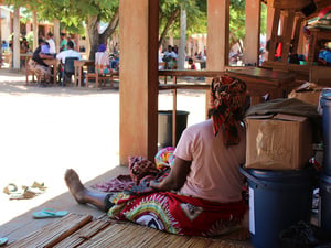 Una mujer desplazada por las recientes inundaciones se refugia en una escuela en Xai-Xai, provincia de Gaza, Mozambique.