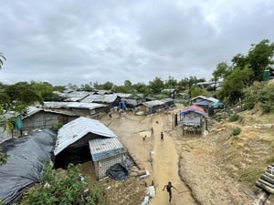 Casas construidas de lámina y lonas plásticas en medio de las inundaciones