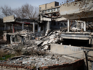 Exterior de edificios dañados a causa de la guerra, con techos y paredes derrumbados