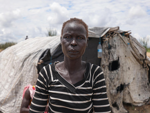 Aduot Wuoi Monjuon, desplazada interna, posa junto a su refugio en Bor, Sudán del Sur, donde se ha desplazado después de que las inundaciones la obligaran a huir de su aldea en el Estado de Jonglei, junto a su familia.