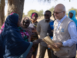 El Alto Comisionado de las Naciones Unidas para los Refugiados, Barham Salih, se reúne con refugiados sudaneses y miembros de la comunidad local que cultivan y venden productos juntos en un huerto comunitario en Farchana, Chad.