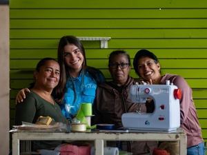 Un grupo de mujeres posa juntas sonriendo. 