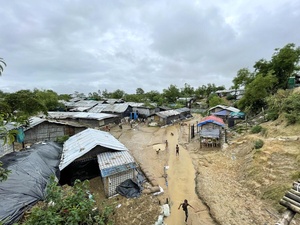 Casas construidas de lámina y lonas plásticas en medio de las inundaciones
