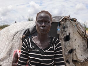 Aduot Wuoi Monjuon, desplazada interna, posa junto a su refugio en Bor, Sudán del Sur, donde se ha desplazado después de que las inundaciones la obligaran a huir de su aldea en el Estado de Jonglei, junto a su familia.