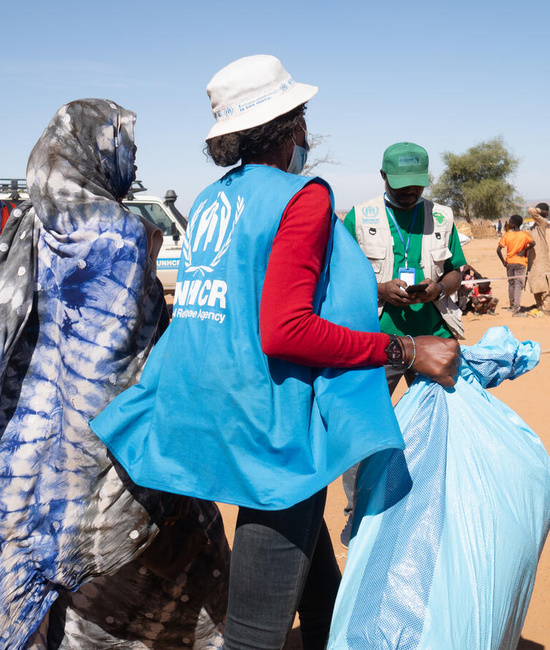 UNHCR and partners relocate Sudanese refugees living in makeshift shelters at the border in Chad to new refugee site Alacha