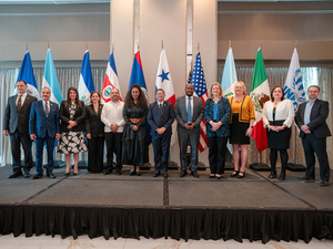 Foto de grupo de las autoridades que participaron en la reunión.