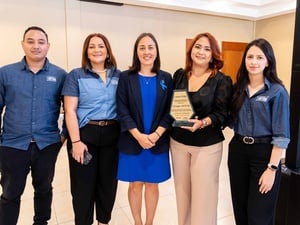 Grupo de cinco personas posa para una fotografía durante el evento de reconocimiento de buenas prácticas empresariales para la inclusión. 