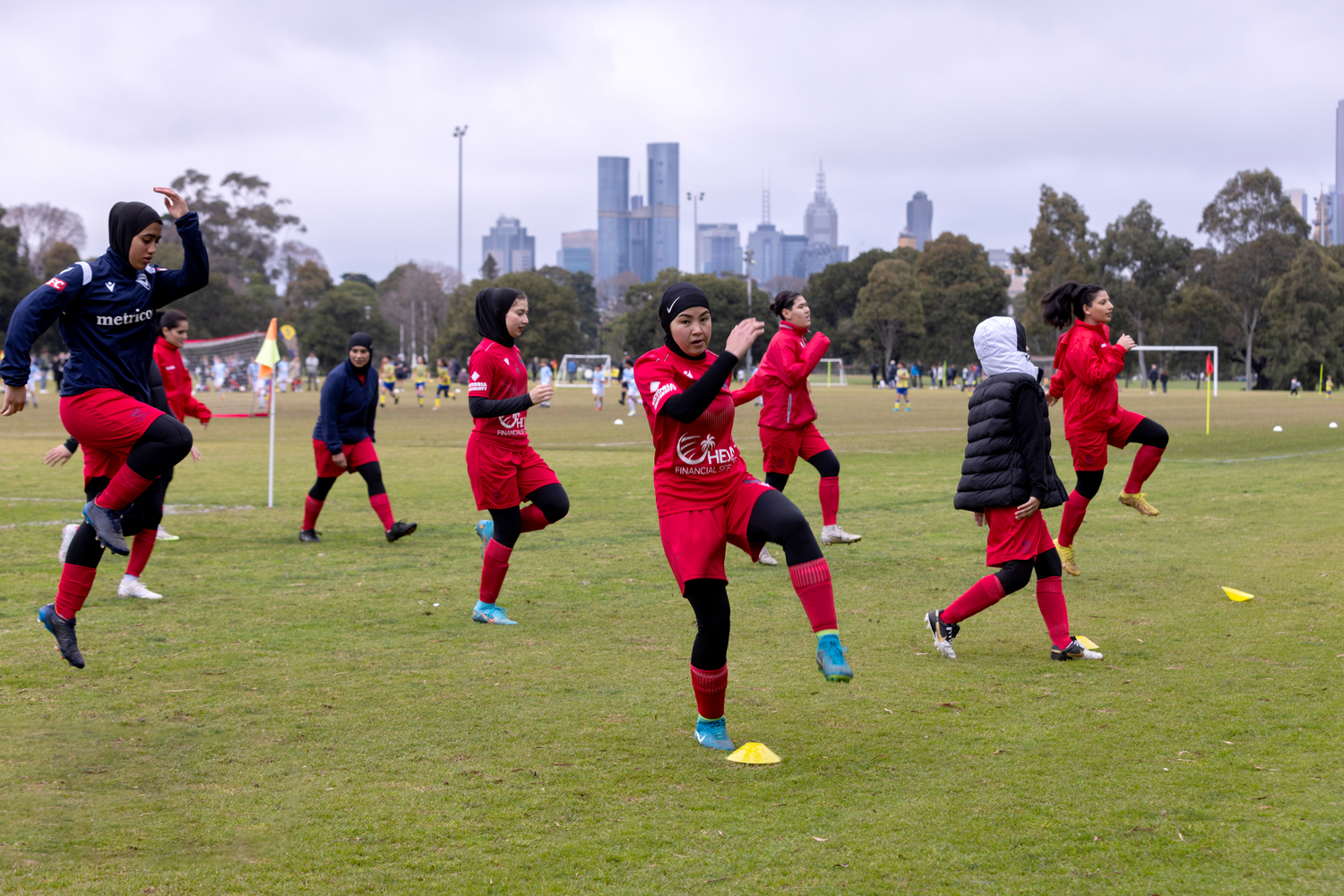 Un grupo de mujeres se prepara para un partido de fútbol