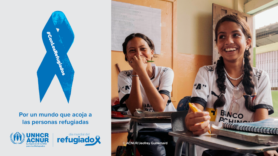 A la derecha, una foto de dos chicas jóvenes sonriendo y sentadas en sus pupitres en un aula. A la izquierda, un listón azul con la inscripción “Con los refugiados”. Debajo de la cinta se lee: “Por un mundo que acoja a las personas refugiadas”