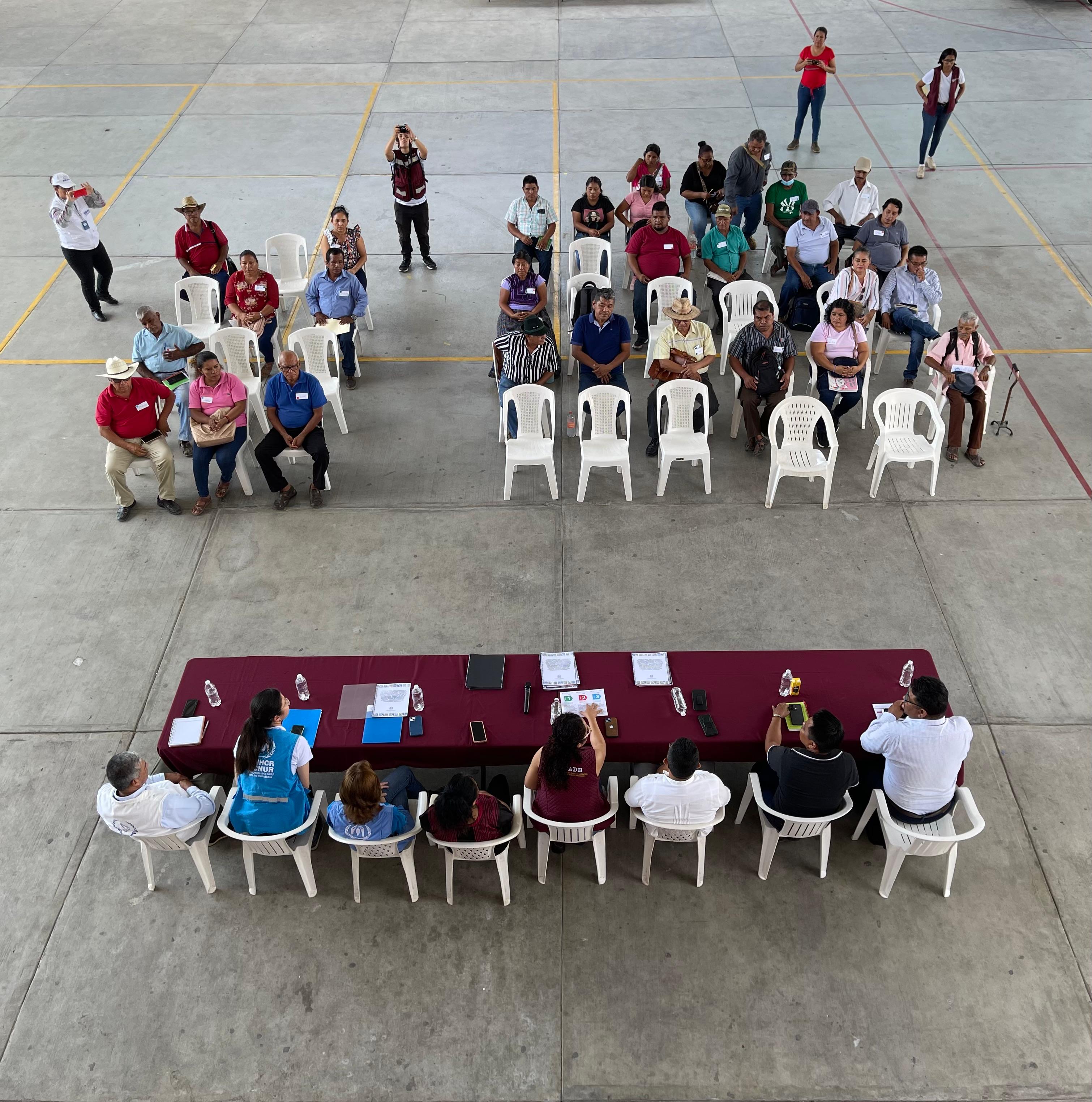 Pobladores de comunidades en Oaxaca participan en las consultas.