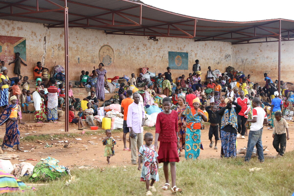 Familias que huyeron de la violencia en la República Democrática del Congo se refugian en una escuela en la provincia de Cibitoke, en el noroeste de Burundi.