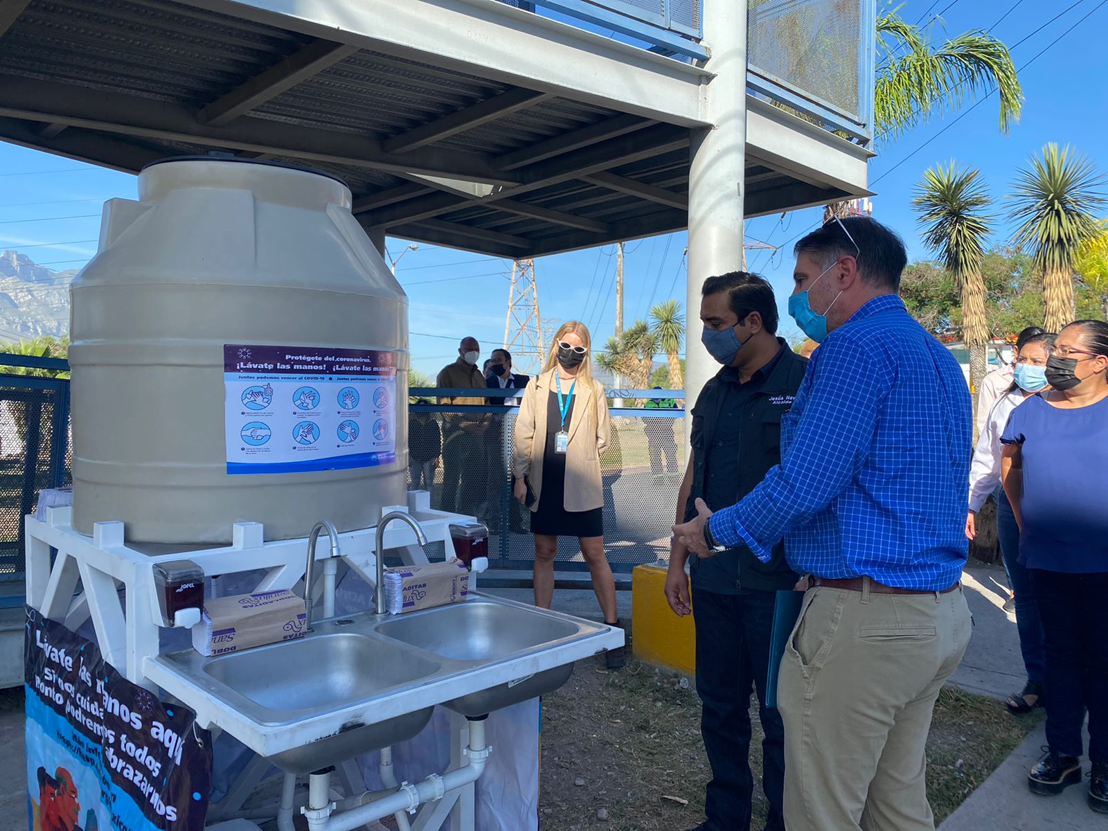 Entrega de lavamanos en el municipio de Santa Catarina, Nuevo León, México.
