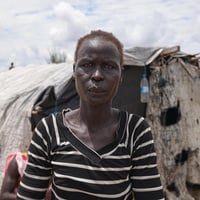 Aduot Wuoi Monjuon, desplazada interna, posa junto a su refugio en Bor, Sudán del Sur, donde se ha desplazado después de que las inundaciones la obligaran a huir de su aldea en el Estado de Jonglei, junto a su familia.
