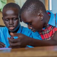 Estudiantes refugiados procedentes de Sudán del Sur estudian en Light Academy, en Kalobeyei, un centro educativo gestionado por la organización liderada por personas refugiadas KI4BLI.