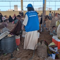 Un miembro del personal de ACNUR visita un asentamietno en Obock, Yibuti, que acoge a familias refugiadas yemeníes llegadas en barco tras huir de las crecientes hostilidades en la costa occidental de Yemen.