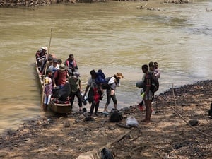 Personas refugiadas y migrantes llegando a la Estación Temporal de Recepción Migratoria de Lajas Blancas después haber cruzado el Darién en su camino hacia el norte en busca de protección y mejores oportunidades.