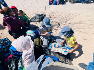 Familias refugiadas y migrantes en la frontera en Tacna, Perú, en abril de 2023.