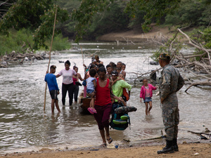 Con necesidades humanitarias y arriesgando sus vidas, personas migrantes y refugiadas atraviesan a pie la densa selva del Darién, en Panamá. Muchas de ellas son niñas, niños y adolescentes.