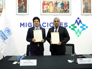 Christian Carrillo, Representante Adjunto de ACNUR, y Armando García, Superintendente Nacional de Migraciones, en la firma del acuerdo. 