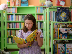 Sofía, de 9 años, refugiada de Ucrania, espera con ansias comenzar el quinto grado en Bulgaria este año. 