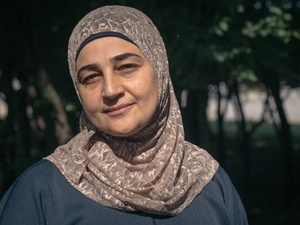 Una mujer que lleva puesto el hijab mira a la cámara