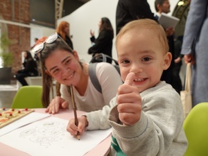 Un niño sonríe mirando a la cámara hace y el gesto de pulgar arriba.