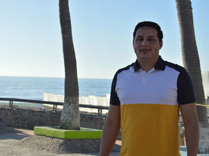 José posa por una foto en Tijuana, México.