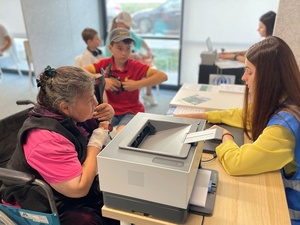 Tetyana, refugiada ucraniana de 58 años, recibe ayuda en efectivo de ACNUR en Polonia. 