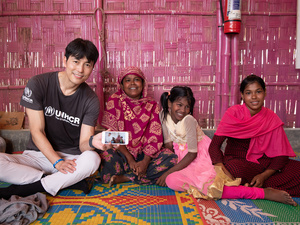 Jung Woo-sung posa al lado de una mujer y dos niñas durante su visita.
