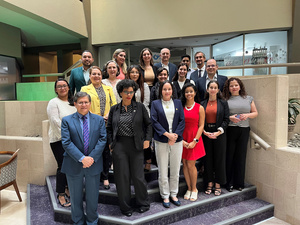 Foto de grupo de los participantes al evento.