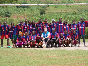 Foto grupal del equipo junto con el embajador de buena voluntad de ACNUR Alfonso Herrera. El equipo lleva puesata la camisa del FC Barcelona.