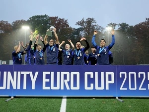 Los miembros del equipo de Finlandia celebran su victoria en la Unity Euro Cup.