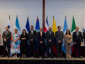 Foto oficial de los representantes de los países participantes del MIRPS, Plataforma de Apoyo, OEA y ACNUR en la VIII reunión anual del Marco Integral Regional para la Protección y Soluciones (MIRPS) en Heredia, Costa Rica.