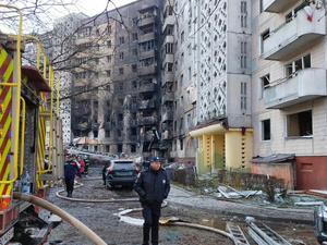 Los servicios de emergencia trabajan en una zona residencial de Ternopil, en el oeste de Ucrania, dañada en un ataque aéreo ruso el 20 de noviembre de 2025.