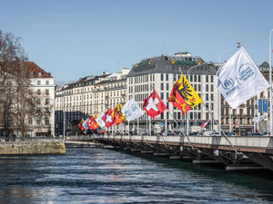 Las banderas que conmemoran el Foro Mundial sobre los Refugiados 2023 cuelgan a lo largo del Pont du Mont Blanc en Ginebra, en diciembre de 2023.