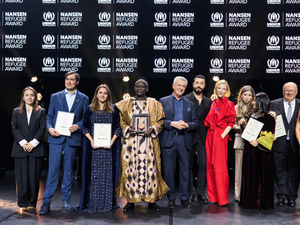 Los ganadores del Premio Nansen para los Refugiados de ACNUR posan junto al Alto Comisionado de la ONU para los Refugiados, Filippo Grandi, la Embajadora Mundial de Buena Voluntad de ACNUR, Cate Blanchett, y los artistas que participaron en la ceremonia de entrega de los premios Nansen en Ginebra.